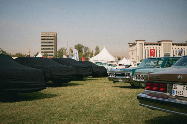 Comment choisir des colliers ras du cou pour mettre en valeur un cou élancé?