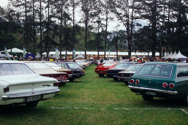 Quelles sont les meilleures façons de porter des jupes en satin pour un dîner romantique?