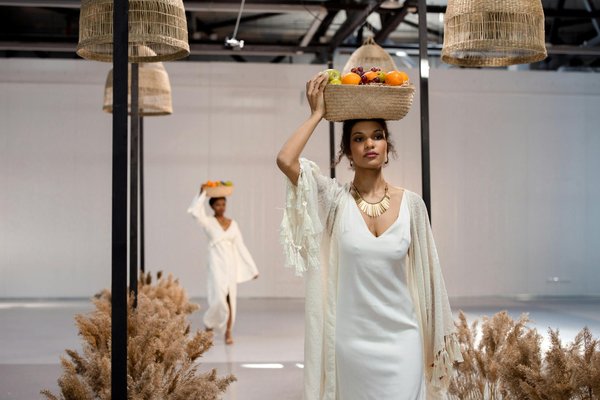 Comment harmoniser des combinaisons en soie avec des accessoires pour un look formel?